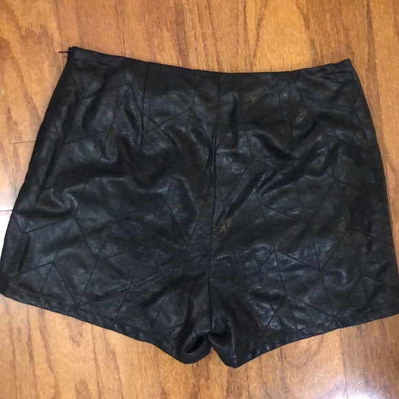 Black suede shorts - Picture 3 of 3
